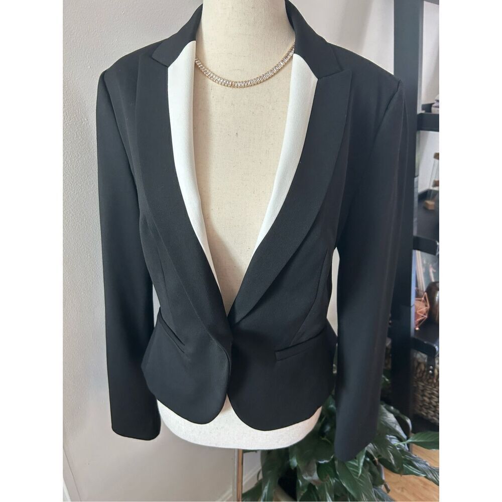 Express white and black blazer size 8